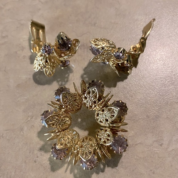 Vntg Art Nouveau Purple Crystals Goldtone Filigree Pin/clip earring set. - Picture 1 of 16